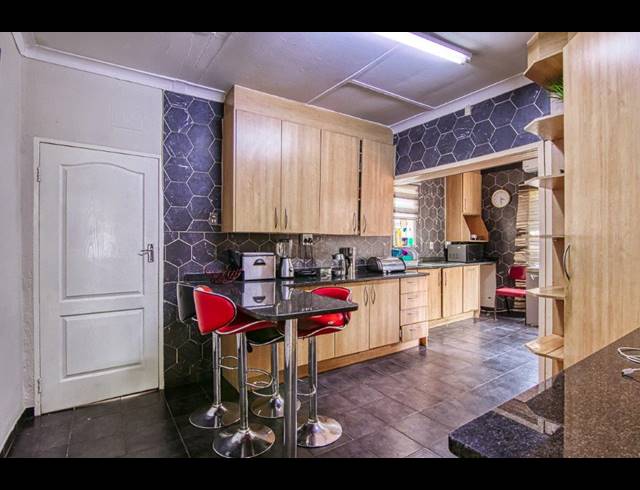3 BEDROOM APARTMENT FOR SALE IN KENSINGTON B